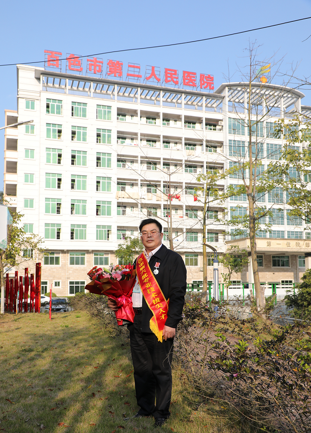 覃文格