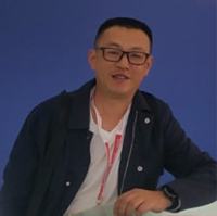 何强